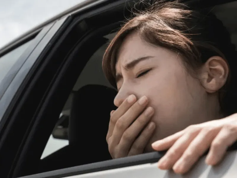 不快な臭いで鼻を押さえる人