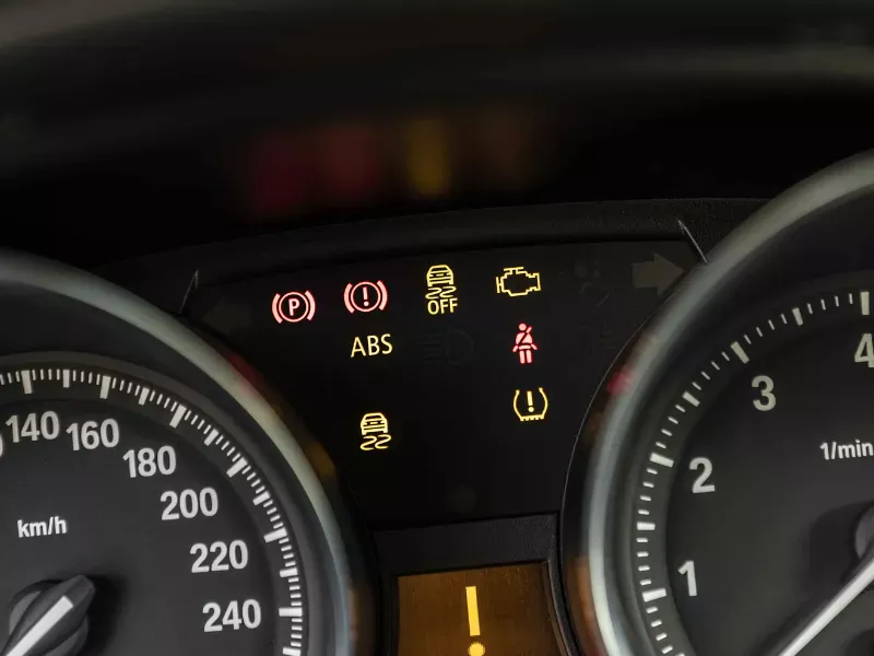 車のメーターパネルに複数の警告灯が点灯している様子